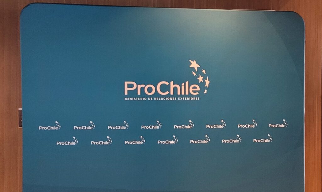  logo de Pro Chile en la entrada del recinto. 
